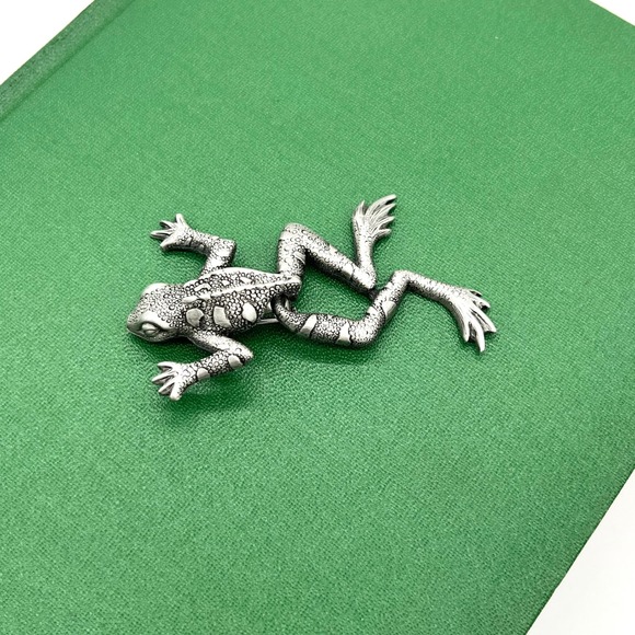 JJ Frog‎ Pin Brooch Silver Tone Pewter Textured wiggle legs Animal Jewelry - Picture 2 of 8